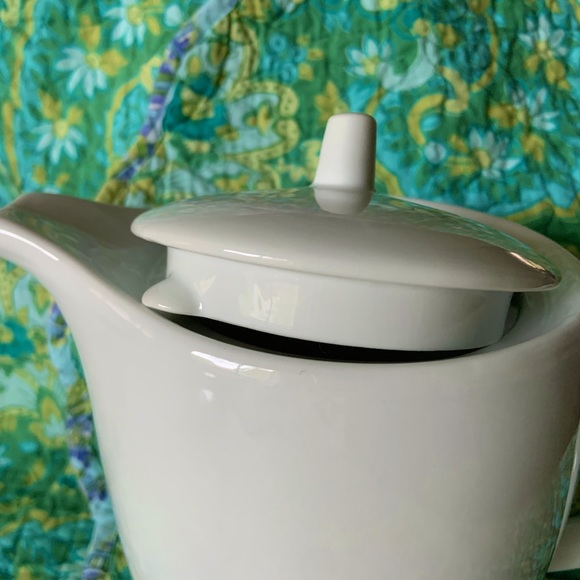 Small White Ceramic 5 Cup Minimalist Tea Pot - Picture 2 of 7